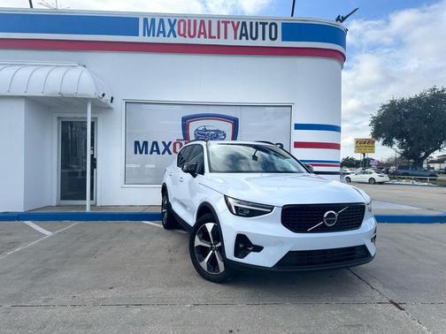 2024 Volvo XC40 B5 Plus Dark Theme