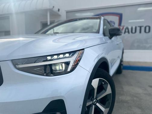 2024 Volvo XC40 B5 Plus Dark Theme