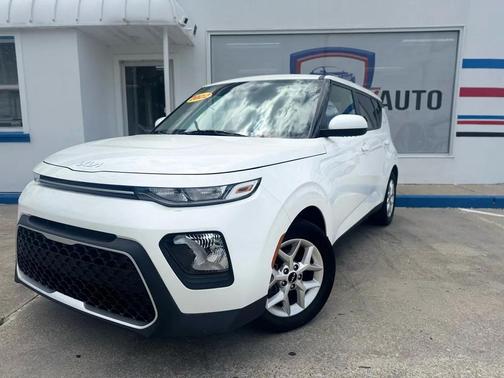 Snow White Pearl 2022 Kia Soul LX