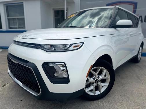 Snow White Pearl 2022 Kia Soul LX