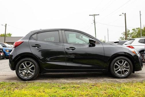 2020 Toyota Yaris Sedan LE