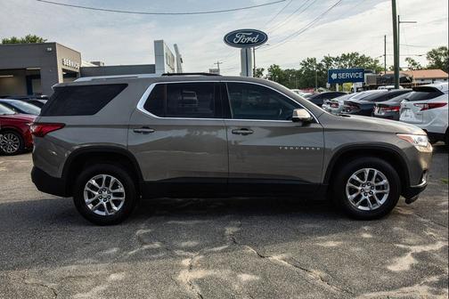 Pepperdust Metallic 2018 Chevrolet Traverse LT Cloth