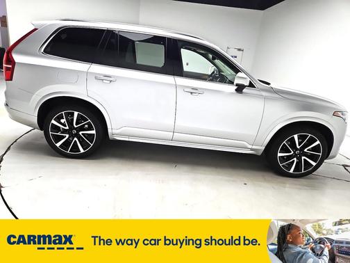 2022 Volvo XC90 T5 Momentum