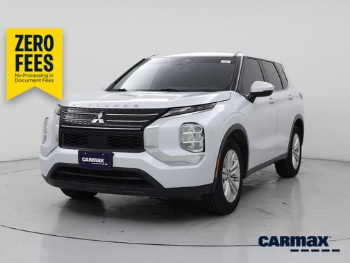 White 2023 Mitsubishi Outlander ES