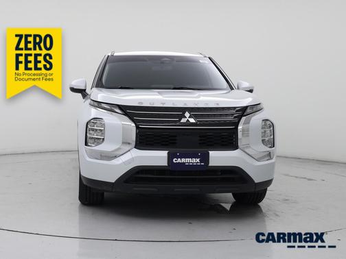 White 2023 Mitsubishi Outlander ES