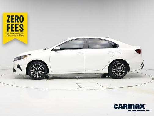 White 2023 Kia Forte LXS