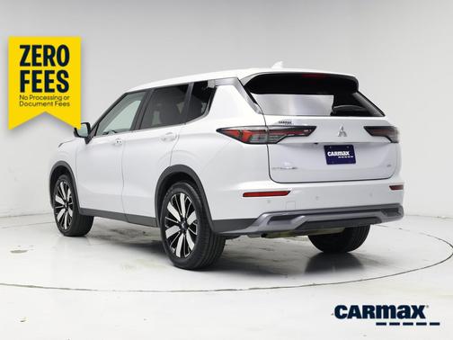 White 2025 Mitsubishi Outlander SE