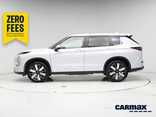 White 2025 Mitsubishi Outlander SE