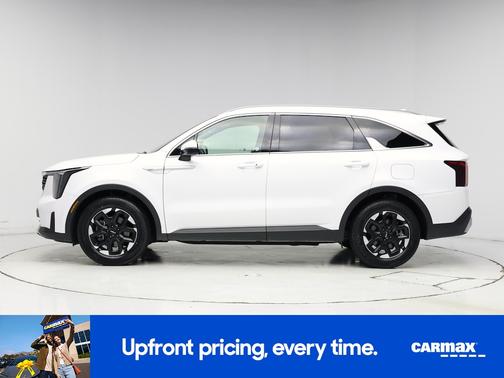 White 2024 Kia Sorento S
