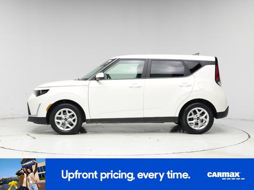 White 2025 Kia Soul LX