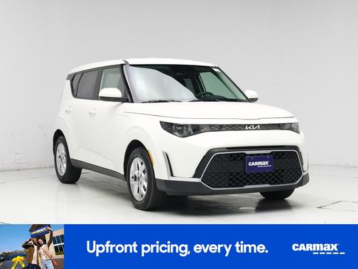 White 2025 Kia Soul LX