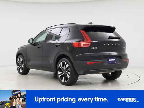 2025 Volvo XC40 B5 Plus Dark Theme