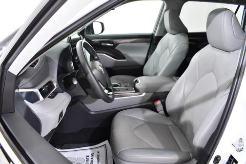 2023 Toyota Highlander Hybrid Platinum