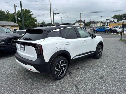 Aspen White Tricoat/Super Black 2026 Nissan Kicks SV