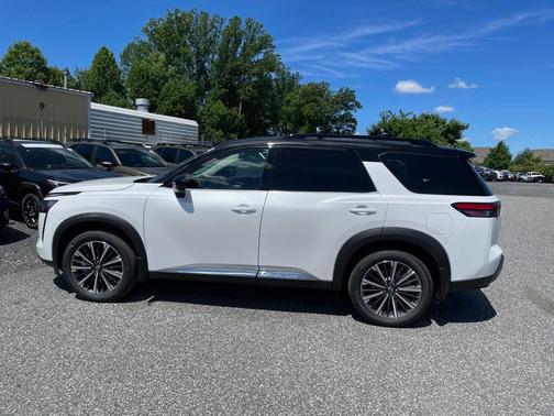 Everest White Pearl Tricoat/Super Black 2026 Nissan Pathfinder Platinum