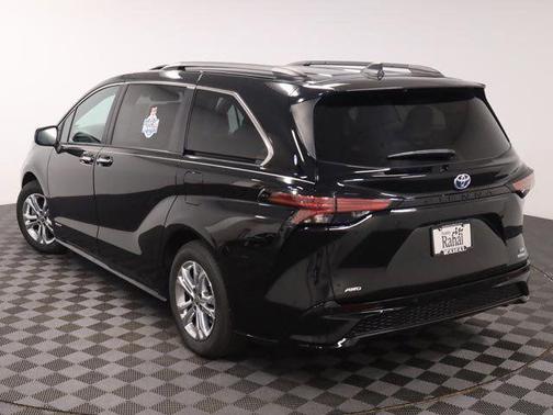 2021 Toyota Sienna XSE 7 Passenger