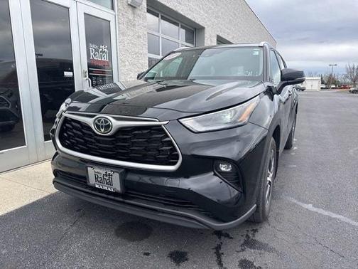 Midnight Black Metallic 2022 Toyota Highlander XLE
