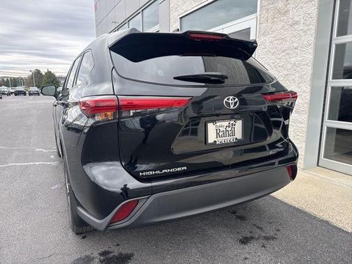 Midnight Black Metallic 2022 Toyota Highlander XLE