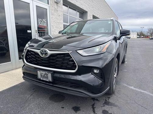 Midnight Black Metallic 2022 Toyota Highlander XLE