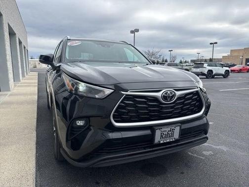 Midnight Black Metallic 2022 Toyota Highlander XLE