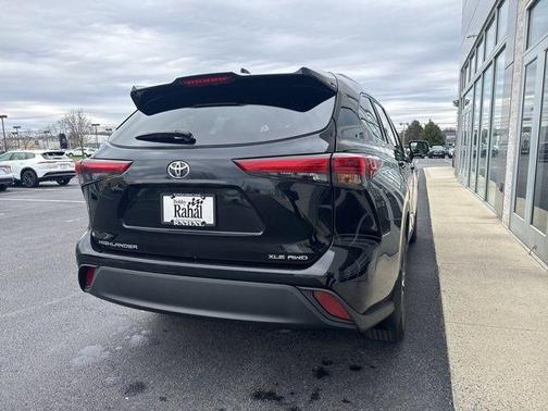 Midnight Black Metallic 2022 Toyota Highlander XLE