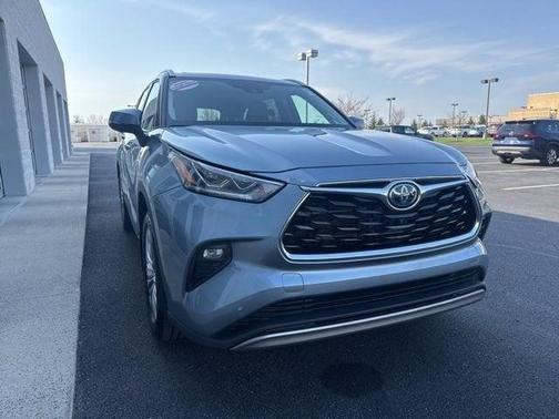 Moon Dust 2023 Toyota Highlander Hybrid Platinum