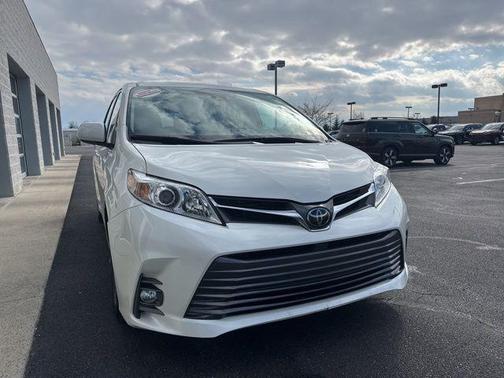 2020 Toyota Sienna XLE