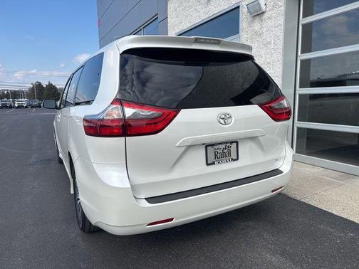 2020 Toyota Sienna XLE