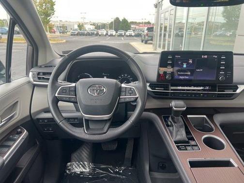 2021 Toyota Sienna XLE 8 Passenger