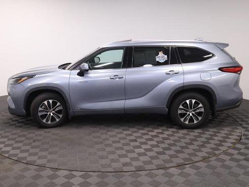 Moon Dust 2021 Toyota Highlander Hybrid XLE
