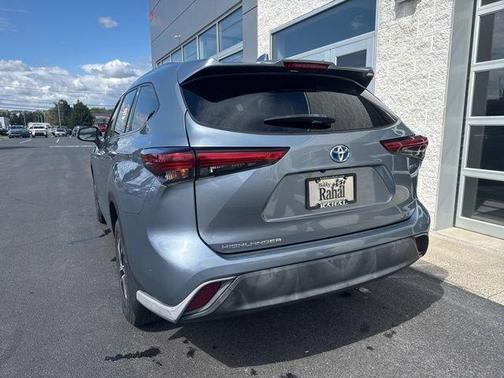 Moon Dust 2021 Toyota Highlander Hybrid XLE