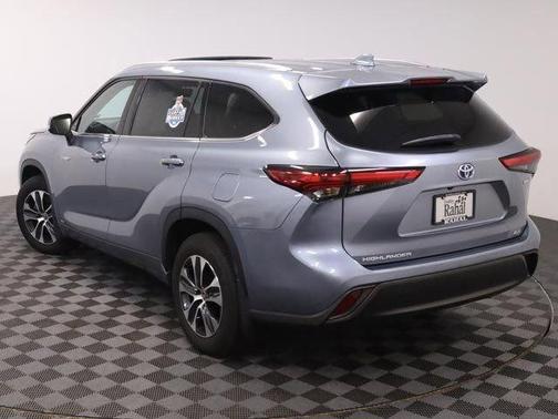 Moon Dust 2021 Toyota Highlander Hybrid XLE