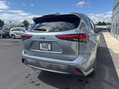 Moon Dust 2021 Toyota Highlander Hybrid XLE
