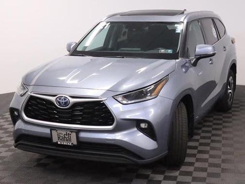 Moon Dust 2021 Toyota Highlander Hybrid XLE