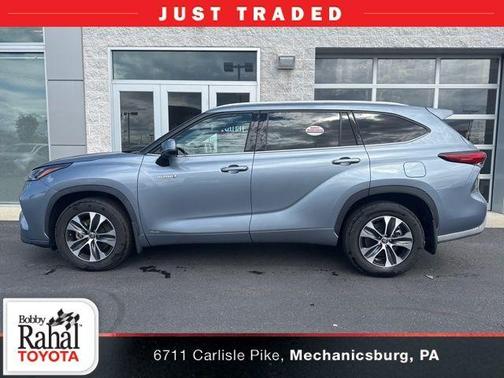 Moon Dust 2021 Toyota Highlander Hybrid XLE