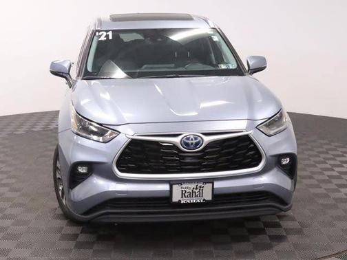 Moon Dust 2021 Toyota Highlander Hybrid XLE