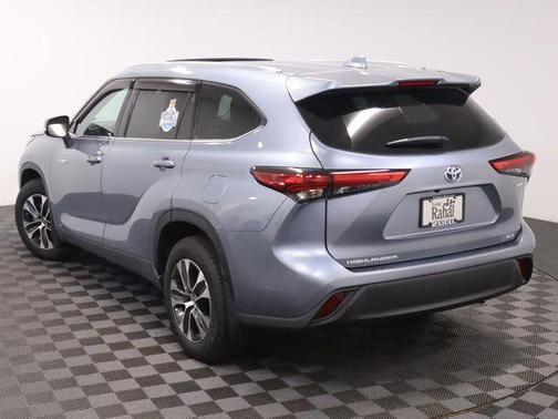 Moon Dust 2021 Toyota Highlander Hybrid XLE