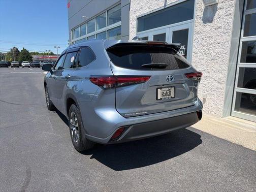 Moon Dust 2021 Toyota Highlander Hybrid XLE