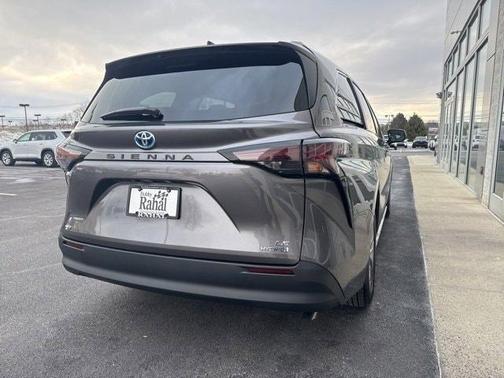 2024 Toyota Sienna LE