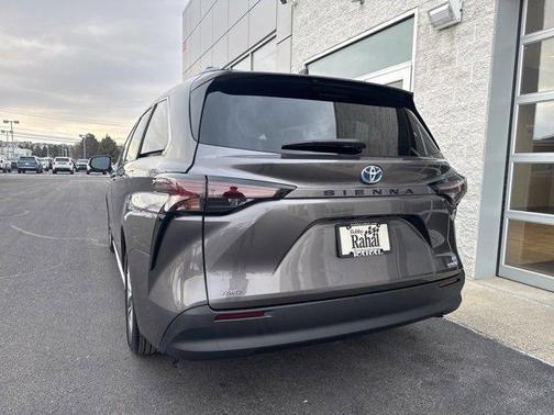 2024 Toyota Sienna LE