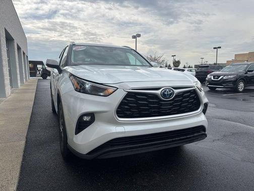 Wind Chill Pearl 2023 Toyota Highlander Hybrid XLE
