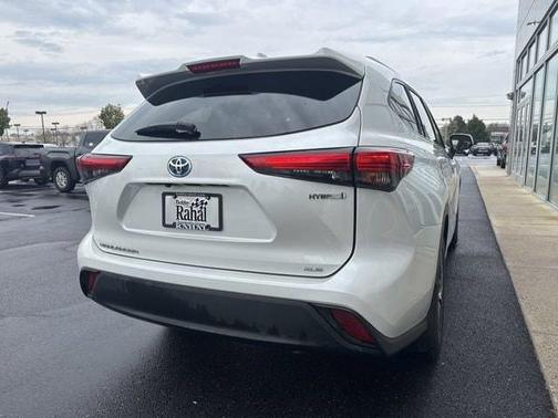 Wind Chill Pearl 2023 Toyota Highlander Hybrid XLE