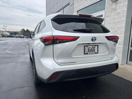 Wind Chill Pearl 2023 Toyota Highlander Hybrid XLE