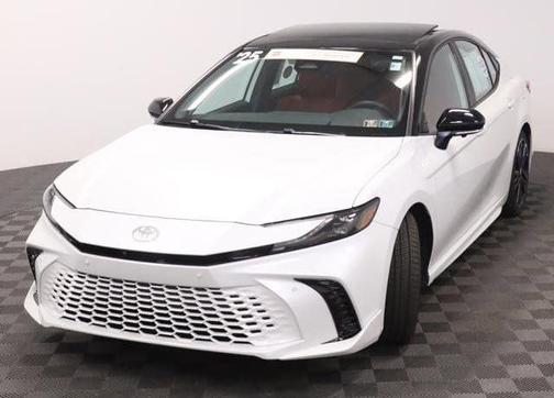 Wind Chill Pearl/Midnight Black Metallic 2025 Toyota Camry XSE