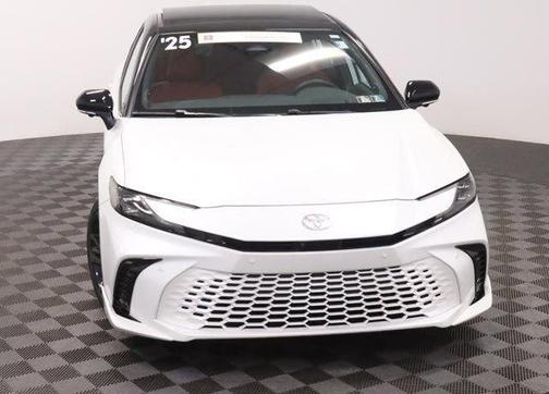 Wind Chill Pearl/Midnight Black Metallic 2025 Toyota Camry XSE