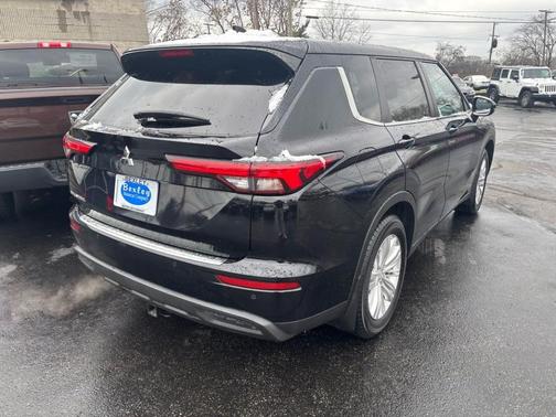 2022 Mitsubishi Outlander ES
