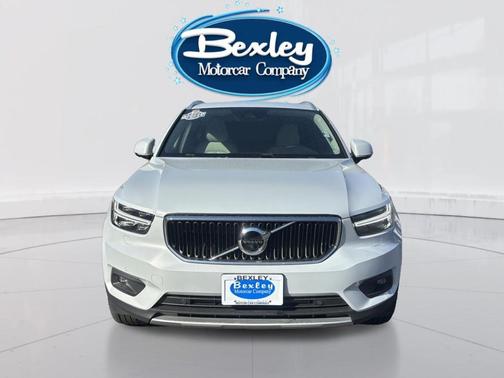 2022 Volvo XC40 T5 Momentum