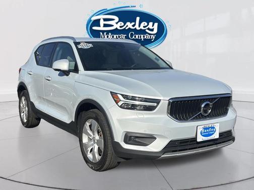 2022 Volvo XC40 T5 Momentum