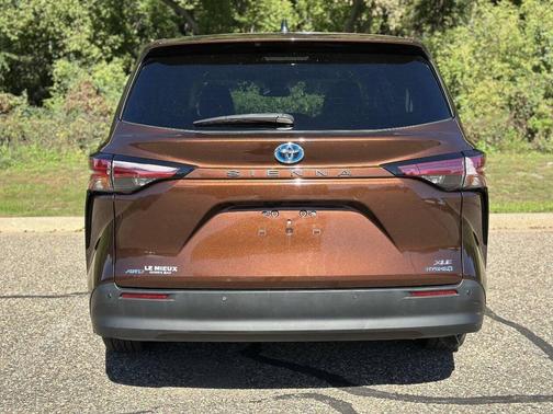 Sunset Bronze Mica 2021 Toyota Sienna XLE 7 Passenger