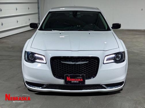 Bright White Clearcoat 2019 Chrysler 300 Touring